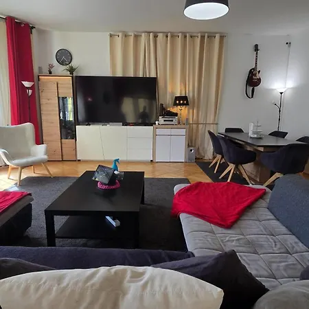 Familienglueck Mit Grossem Garten Und Pool