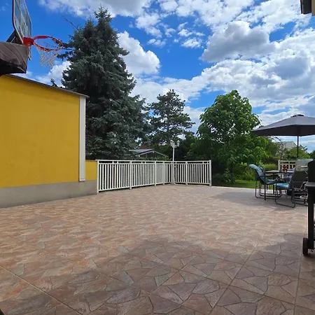 Familienglueck Mit Grossem Garten Und Pool גרסדורף ביי וין