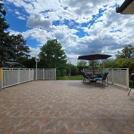 Familienglueck Mit Grossem Garten Und Pool